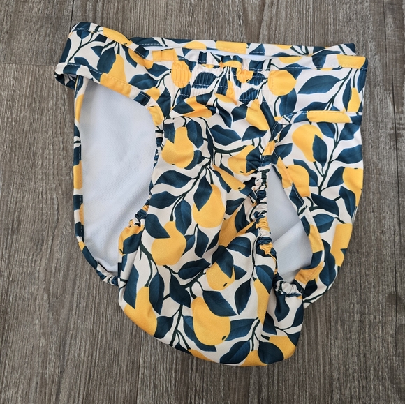 XL dog set windbreaker, floatie' 2 cloth diapers, chew toy and 2 roped balls - Picture 4 of 5